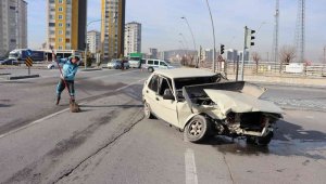 Ticari araçla çarpışan otomobil perte çıktı: 2 yaralı