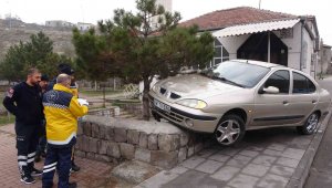 Yoldan çıkan otomobil yayalara çarptı: 2 yaralı