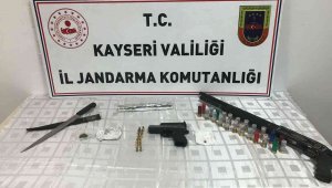 Zehir taciri jandarmadan kaçamadı