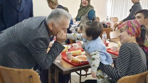 Başkan Büyükkılıç, depremzedeleri ziyaret edip, çocuklarla ilgilendi