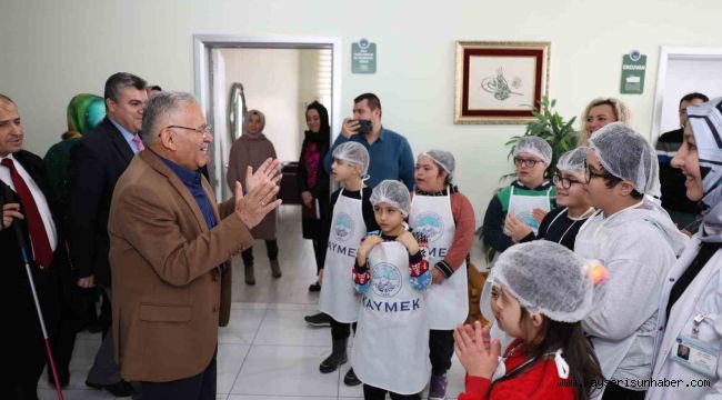 Başkan Büyükkılıç, özel çocuklarla hamburger yaptı