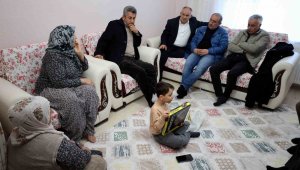 Başkan Öztürk depremzede aileleri ziyaret etti