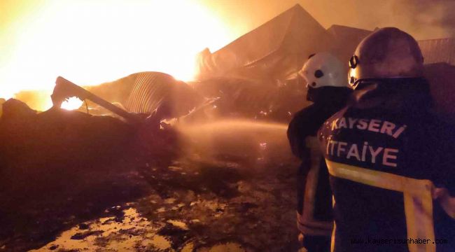 Büyükşehir İtfaiyesi İskenderun Limanı'nda yangınla mücadele ediyor