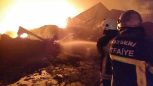 Büyükşehir İtfaiyesi İskenderun Limanı'nda yangınla mücadele ediyor