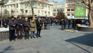 Depremde hayatını kaybedenler için gıyabi cenaze namazı kılındı