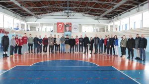 ERÜ Rektörü Altun'dan deprem kampanyası gönüllülerine teşekkür ziyareti