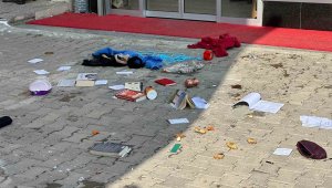 Evinde ne bulduysa dışarı attı