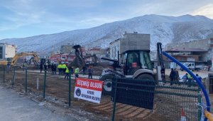 Kayseri Büyükşehir'in afet bölgesinde bir ilk olacak konteyner çarşı yapımı tüm hızıyla sürüyor