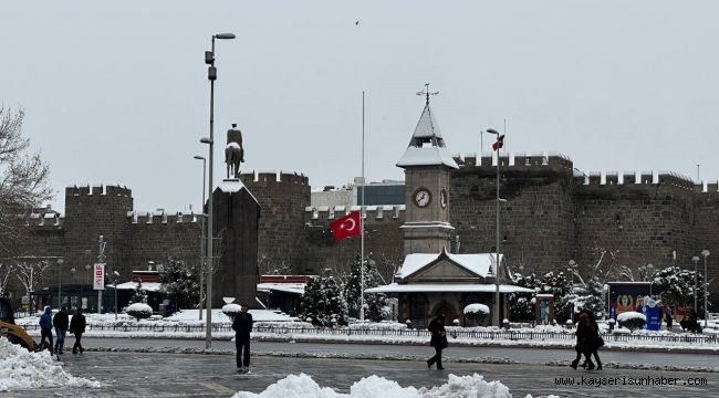 Milli yas: Kayseri'de bayraklar yarıya indirildi