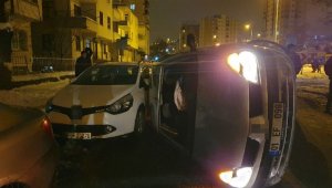 Refüje çarpan otomobil park halindeki aracın üzerine devrildi