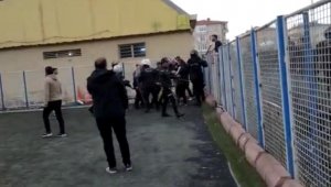 Amatör maçta tekme ve yumruklar havada uçuştu