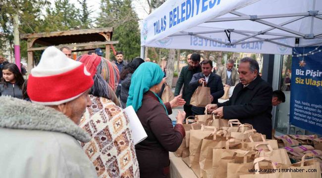 Başkan Yalçın, "Biz Pişirelim Siz Ulaştırın" dedi, yemek servisi yaptı
