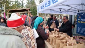 Başkan Yalçın, "Biz Pişirelim Siz Ulaştırın" dedi, yemek servisi yaptı