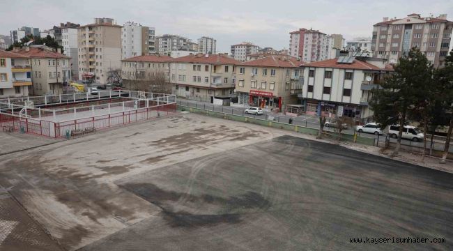 Büyükşehir, yıkımını tamamladığı okulun bahçesine asfalt döktü