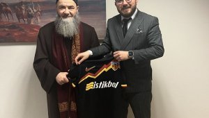 Cübbeli Ahmet Hoca'ya Kayserispor forması hediye edildi