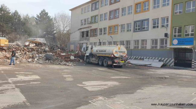 Depremde hasar alan okul, büyükşehir tarafından yıkılıyor