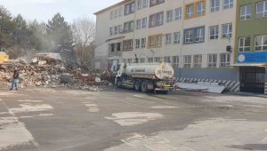 Depremde hasar alan okul, büyükşehir tarafından yıkılıyor