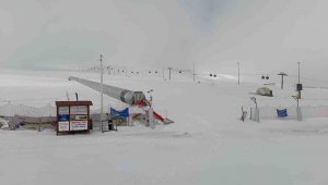 Erciyes'te kar yağışı turizmcileri sevindirdi