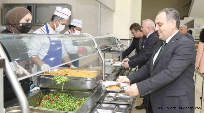 ERÜ Rektörü Altun, Öğrencilerle İftar Yaptı