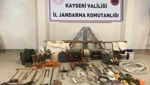 Jandarmadan izinsiz kazı yapan şahıslara suçüstü: 4 gözaltı