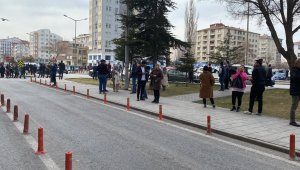 Kayseri 4.7 büyüklüğündeki depremle sallandı, vatandaşlar sokağa döküldü