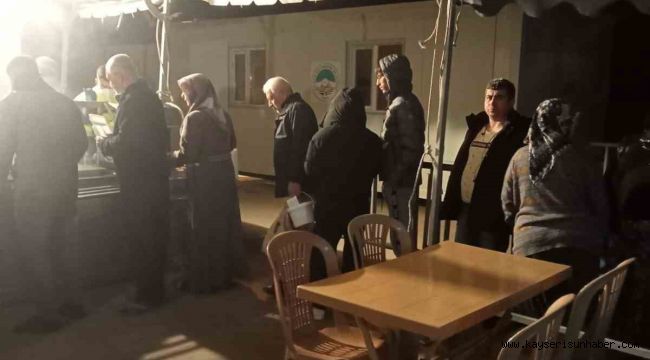 Kayseri Büyükşehir'den deprem bölgesindeki ilk konteyner kentte ilk sahur