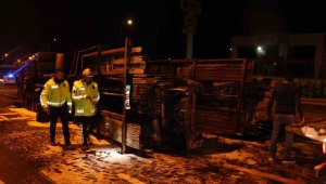 Kayseri'de feci kaza: Yanan tırın sürücüsünü polis kurtardı