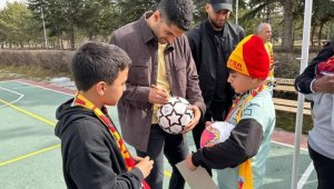 Kayserisporlu futbolcular, depremzede çocukların yüzünü güldürdü