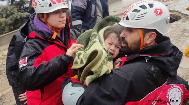 Kurtardıkları çocuğa verdikleri sözü tutup annesini de kurtardılar