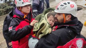 Kurtardıkları çocuğa verdikleri sözü tutup annesini de kurtardılar