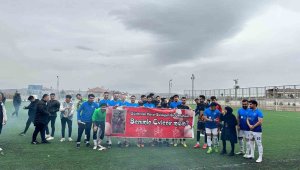 Maç öncesi yeşil sahada evlilik teklifi