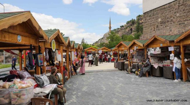 Maharetli Eller kendi gününde kendi yerinde