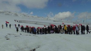 Öğrencilerden Erciyes'te 'Vatan Sevgisi Yürüyüşü'