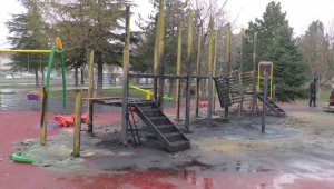 Park Yandı, Oyuncaklar Kül Oldu