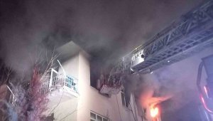 Alevlerin sardığı ev kullanılamaz hale geldi