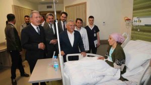 Bakan Akar ile Başkan Büyükkılıç'tan hastanede bayram ziyareti