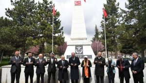 Bakan Akar, Özhaseki ve Büyükkılıç'tan Kartal Şehitliğine ziyaret