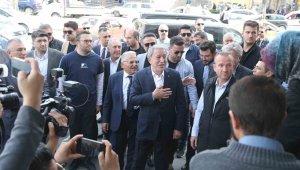 Bakan Akar; Şehit Aileleri ve Gaziler Derneği'ni ziyaret etti