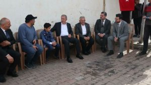 Bakan Akar'dan şehit çocuğuna duygulandıran ziyaret