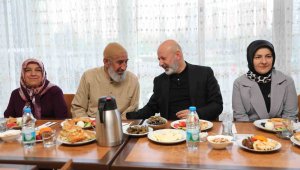 Çolakbayrakdar çifti, depremzede ailelerle bayramlaştı