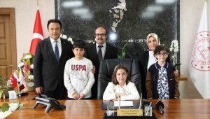 İl Milli Eğitim Müdürü Karaköse, koltuğunu küçük Esila'ya devretti