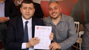 Kapalı Kale'nin Orkestra şefi MHP'ye katıldı, üye kaydını Baki Ersoy yaptı