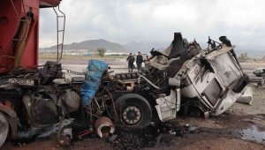 Lokomotifin çarptığı tır hurdaya döndü: 1 yaralı