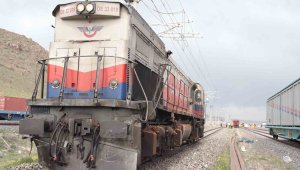 Lokomotifin çarptığı tırın sürücüsü hayatını kaybetti
