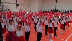 Minikler 23 Nisan'da depremzedeleri andı