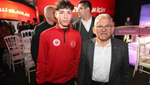 Bakan Akar ile gençlerle buluşan Başkan Büyükkılıç'tan anlamlı şiir