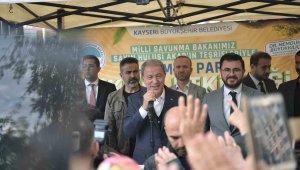 Bakan Akar'a vatandaşlardan yoğun ilgi