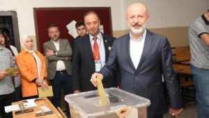 Başkan Çolakbayrakdar, ailesiyle birlikte oy kullandı