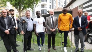 Başkan Çolakbayrakdar, engelliler haftasında gönüllere dokundu