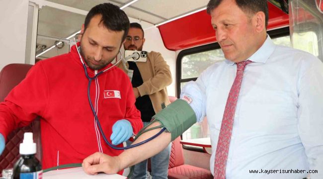 Depremzede vatandaşlardan kan bağışına yoğun ilgi